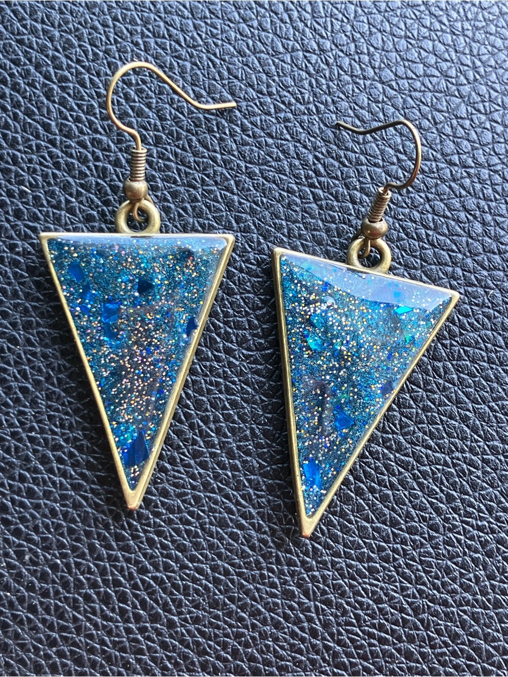 Blue sparkling triangle dangle earrings - Picture 3 of 5